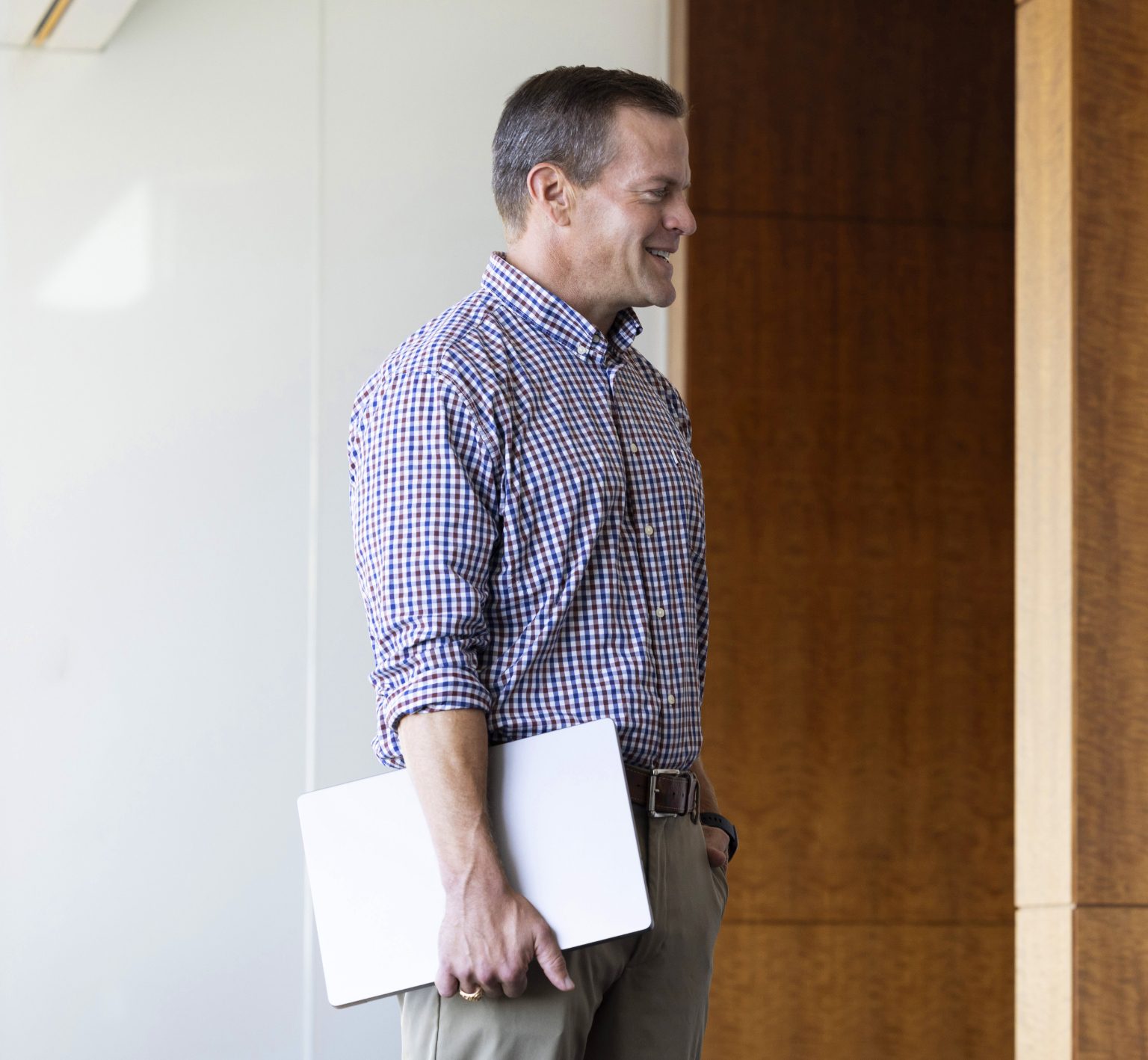 A veteran and an employee in conversation.